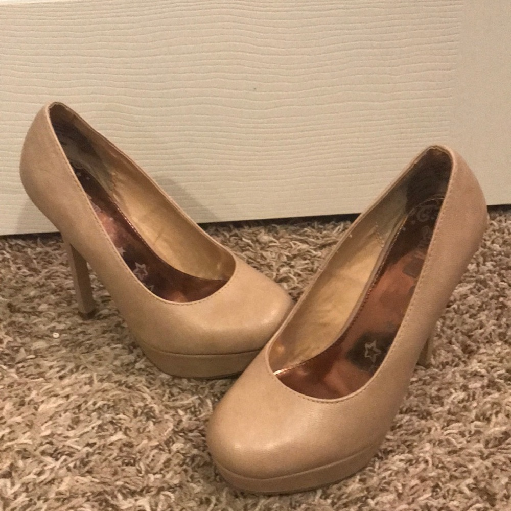 Nude Pumps
